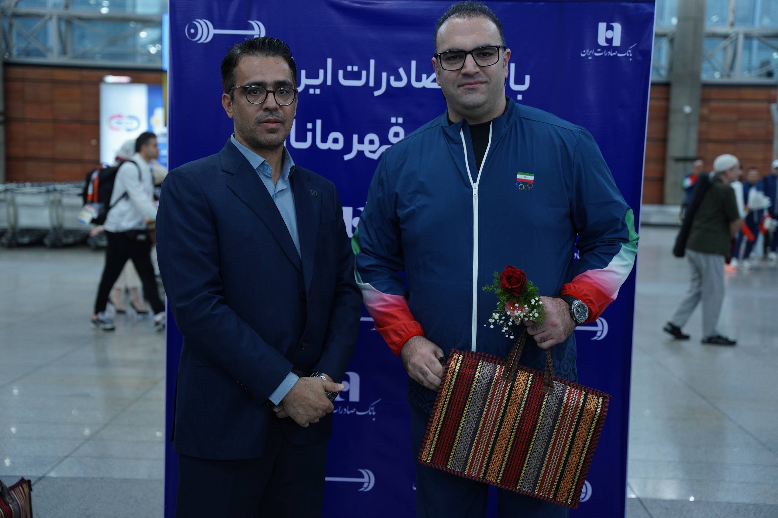 استقبال گرم بانک صادرات ایران از قهرمانان وزنهبرداری استقبال گرم بانک صادرات ایران از قهرمانان وزنهبرداری