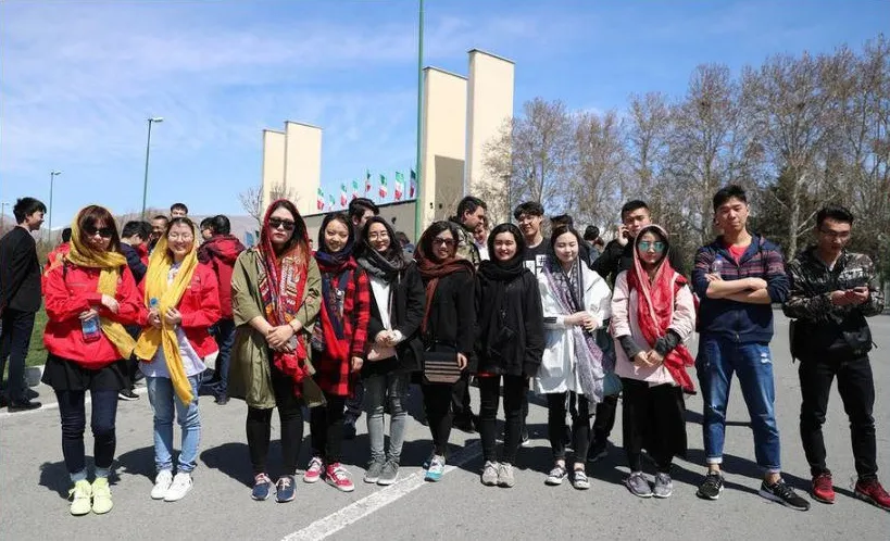 دختران ایرانی همراه با چینی‌ها در استادیوم آزادی +تصاویر