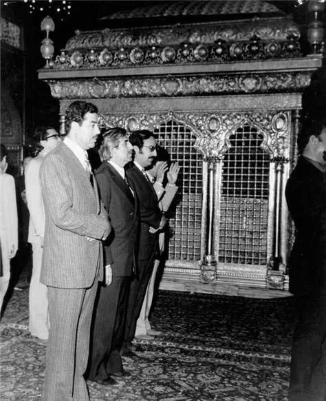 صدام در حرم امام رضا(ع) +عکس