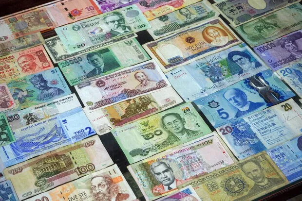 بانک ها در زمان برداشت، ملزم به پرداخت عین اسکناس ارز هستند