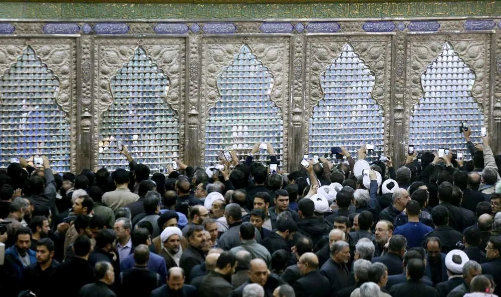 فاطمه هاشمی در لحظه به خاک سپاری پیکر پدر بیهوش شد