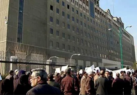 دو تجمع در برابر خانه ملت برپا شد