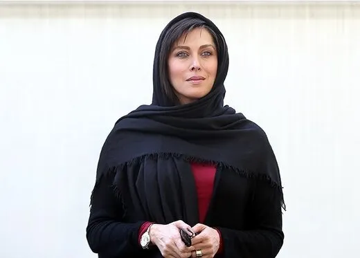 مهتاب کرامتی در حال اهدای خون