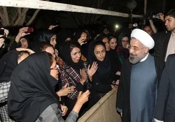 دیدار شبانه روحانی با دختران‌ دانشجو +تصاویر