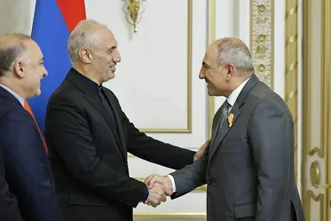 Top official conveys President Pezeshkian’s greetings to Armenian PM