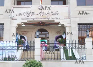 خروج عجیب دو کارمند از سفارت ایران در باکو + فیلم