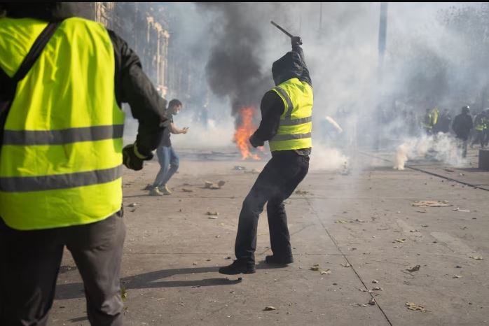 بازگشت جلیقهزردها در فرانسه و تشدید فشار بر دولت مکرون بازگشت جلیقهزردها در فرانسه و تشدید فشار بر دولت مکرون