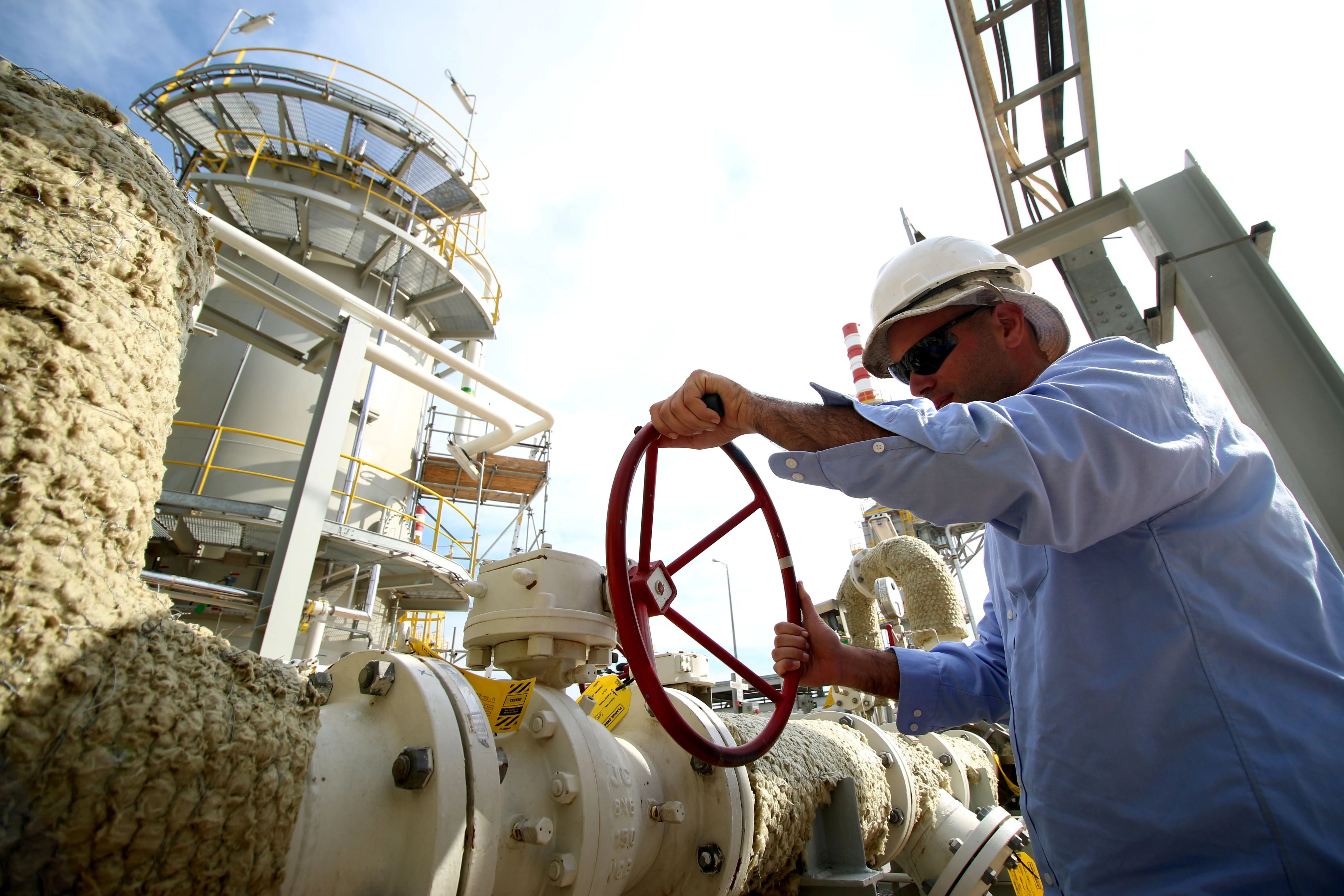 Oil prices fall on rising Iraq output, doubt over producer talk prospects