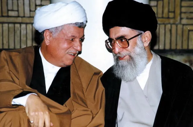 رهبر انقلاب، بر پیکر آیت‌الله هاشمی رفسنجانی نماز می‌خوانند