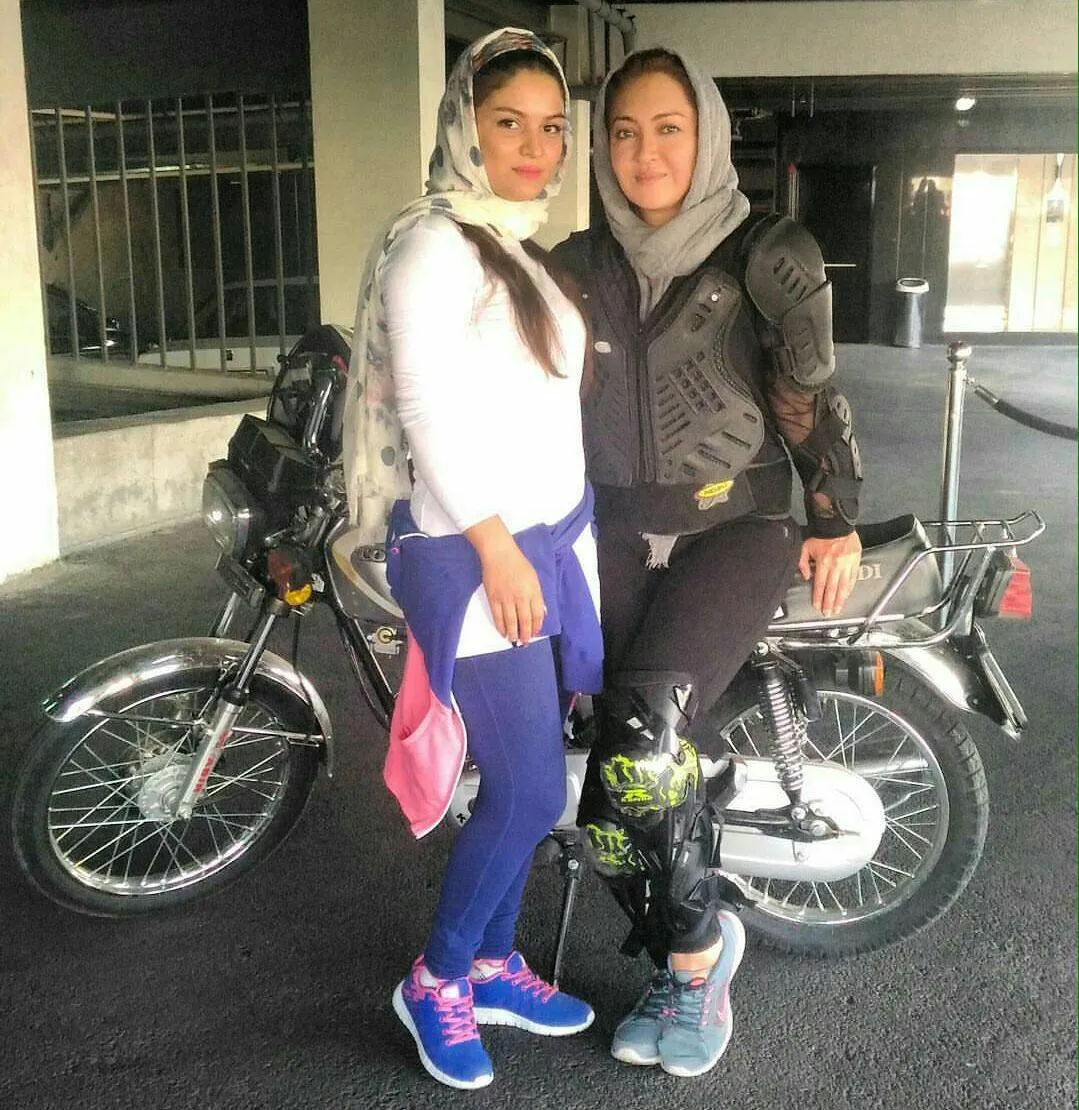 بازیگر خانم سینما موتورسوار می‌شود+ عکس