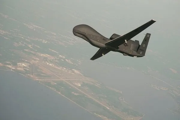 هدف قرار گرفتن پهپاد آمریکایی RQ-4 +فیلم