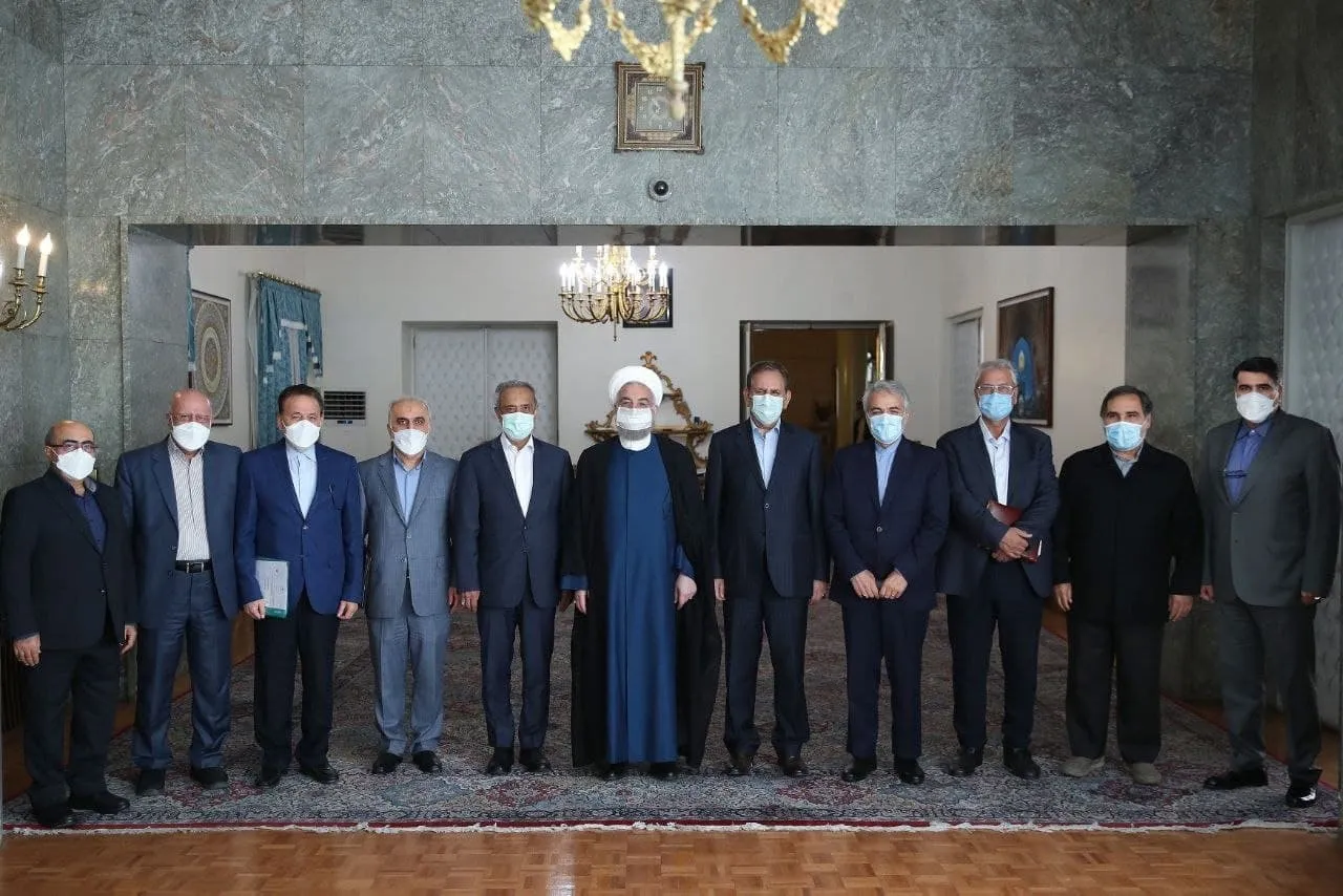 عکس یادگاری روحانی با اعضای تیم اقتصادی خود