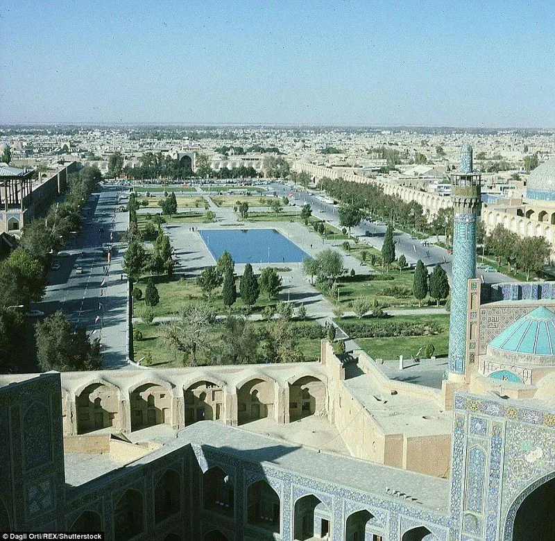 رقص زوج گردشگر در اصفهان +فیلم