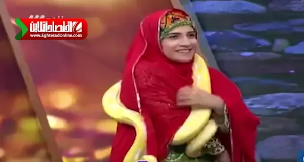 دختر ایرانی رکورد ۱۱بار بوسه بر مار کبری را ثبت کرد +فیلم
