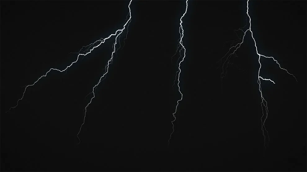 عکس شگفت انگیز از لحظه برخورد صاعقه با زمین!
