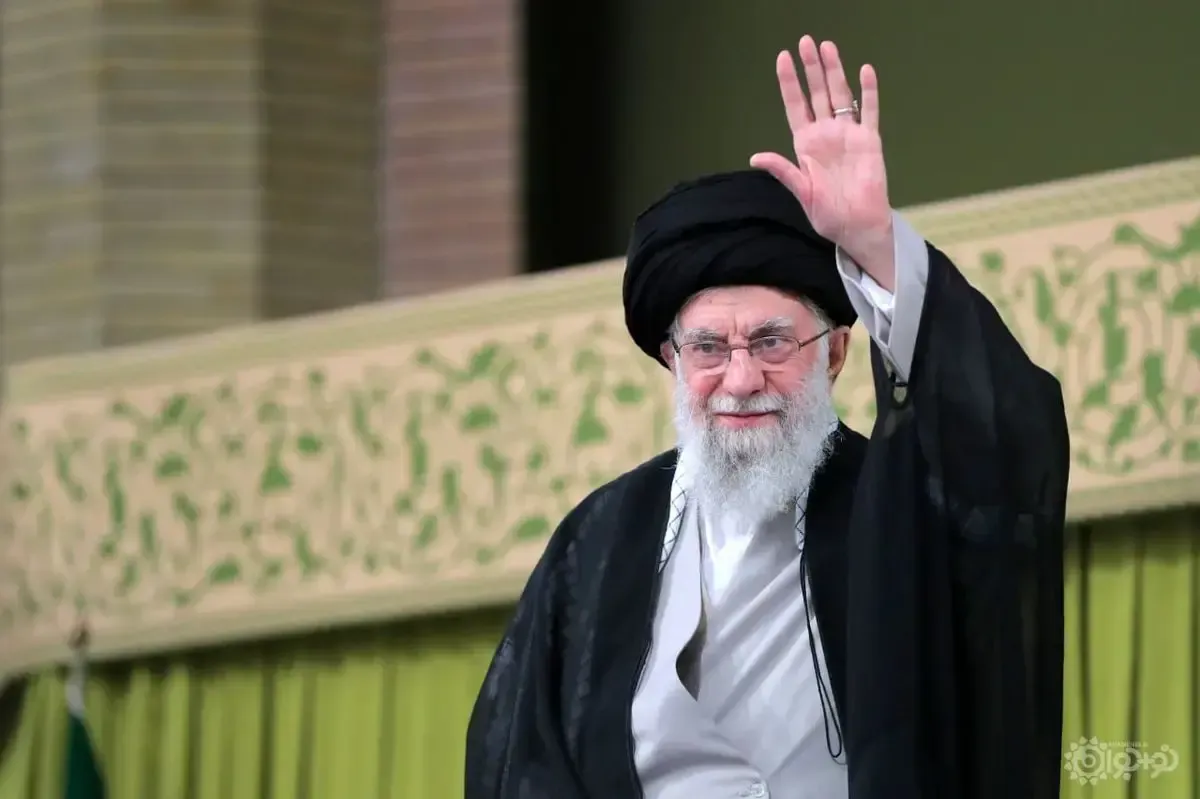تصویر دیده‌نشده از رهبر شهید، پدر و برادرش در کنار علامه طباطبایی