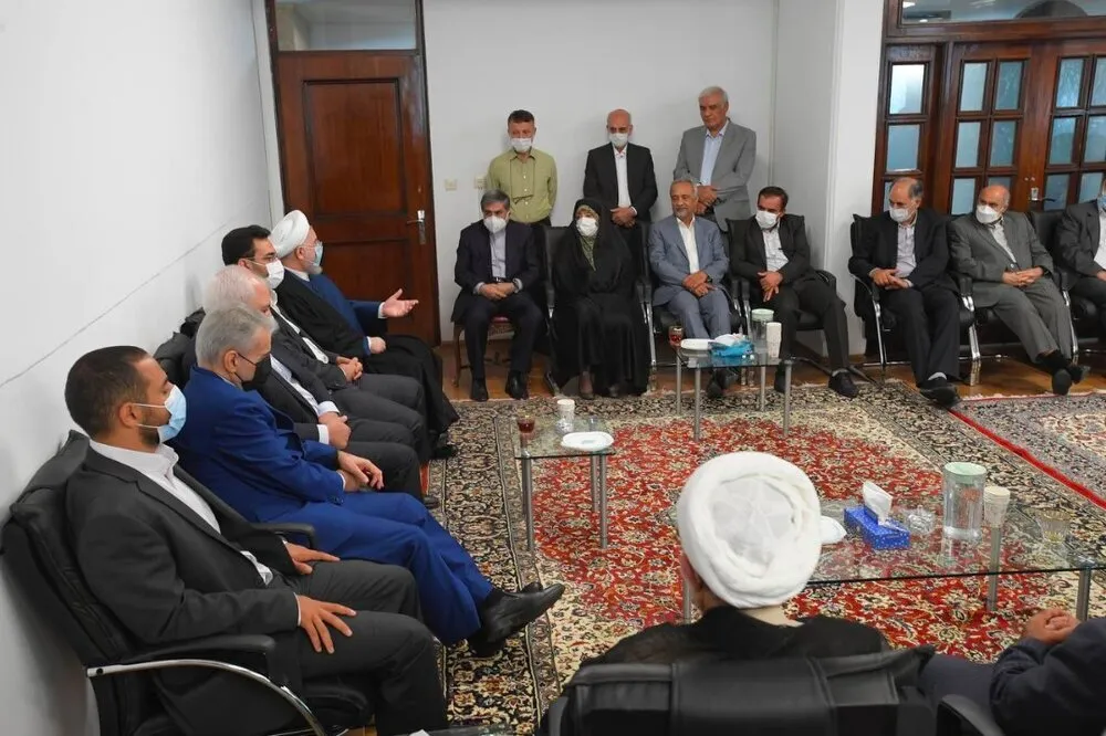  آیا منظور روحانی خالی بودن خزانه در حدی است که وزرای وی به رییسی می گفتند نمی توانند حقوق مردادماه را بپردازند؟