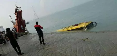 غرق شدن اتوبوس مسافری در ساحل قشم +عکس