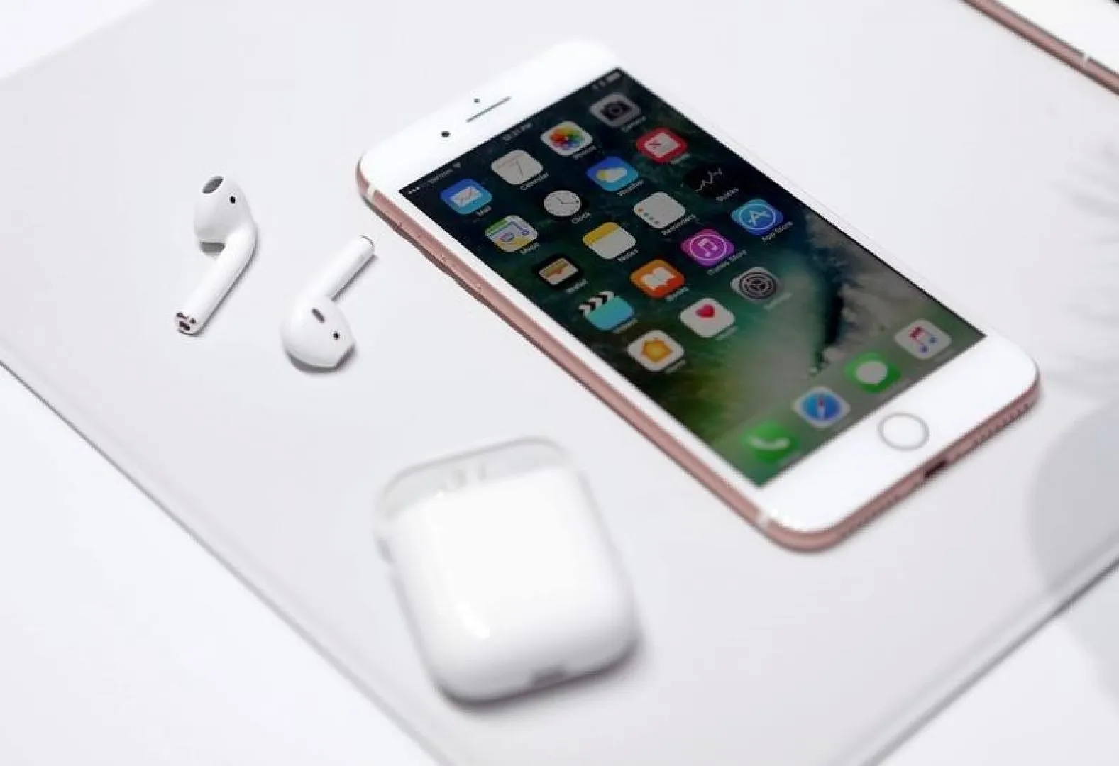 Sprint, T-Mobile iPhone pre-orders boost Apple shares