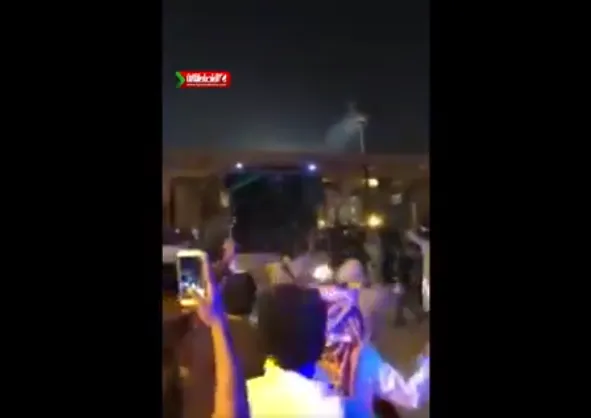استقبال از تیم ملی فوتبال عربستان با سنگ و چوب +فیلم