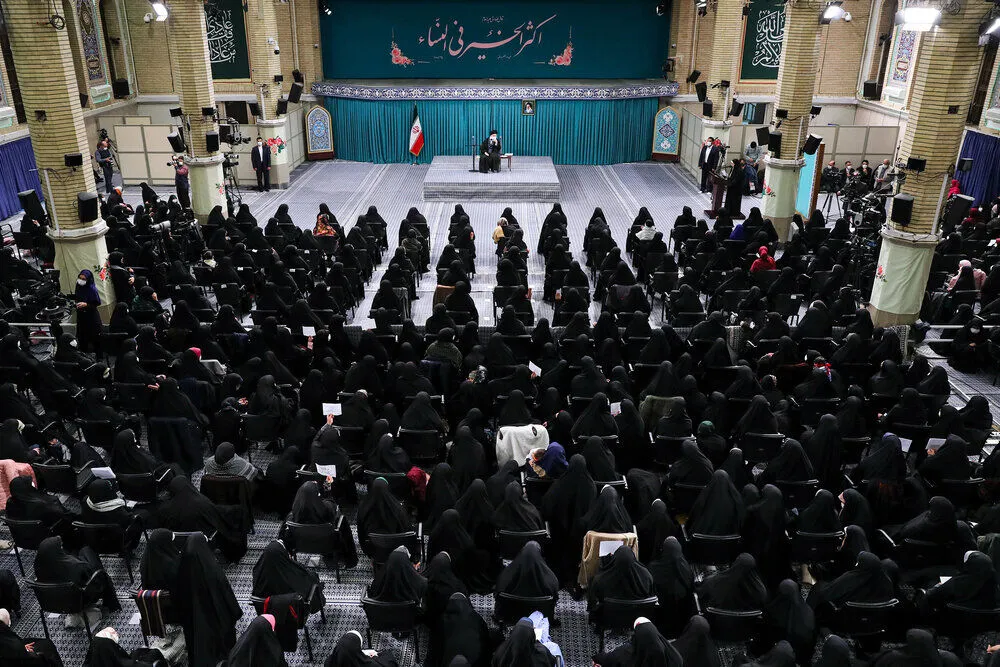 گزارش خبرنگار صداوسیما پیش از آغاز دیدار جمعی از بانوان با رهبر معظم انقلاب