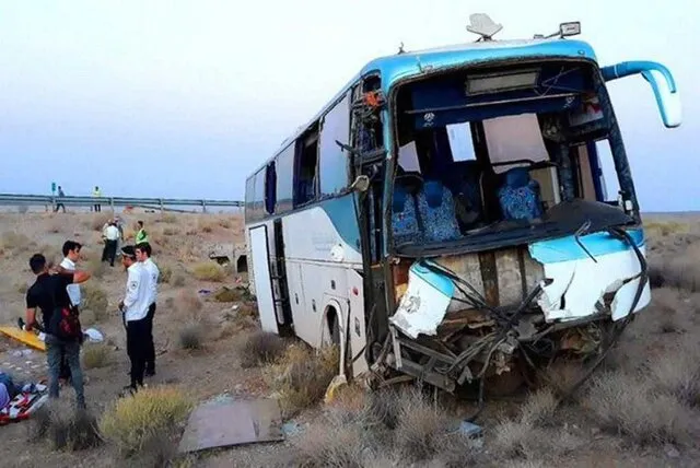 واژگونی اتوبوس با ۱۷ مصدوم