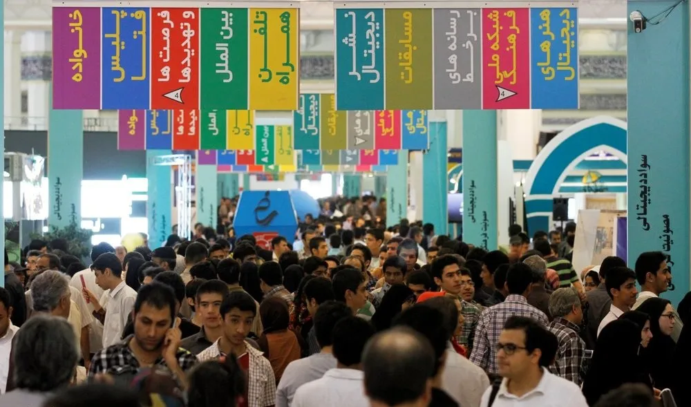 معضل جای پارک برای بازدیدکنندگانِ نمایشگاه کتاب + فیلم