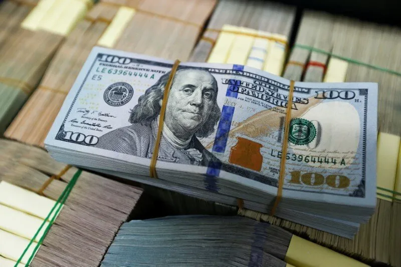 کاهش قیمت دلار و یورو در صرافی های بانکی