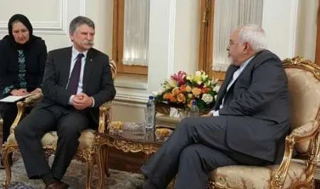 ظریف: سیاست صبر و انتظار پاسخگوی مسائل جهانی نیست