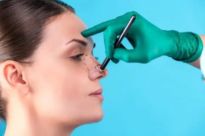 چرا نباید تا قبل از ١٧ سالگی بینی تان را جراحی کنید؟
