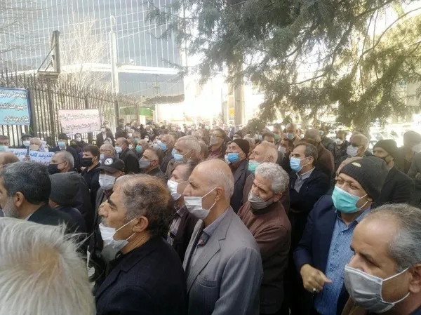 رفتار ناشایست با یک پیرمرد معترض + فیلم