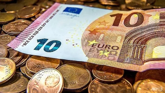 ۳۷۶ تومان؛ کاهش قیمت یورو در نیما