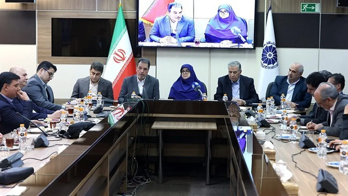 تصمیمات ناکارآمد اقتصاد ایران را ضعیف کرد/ برای توسعه اقتصادی در انتظار لغو تحریم‌ها هستیم