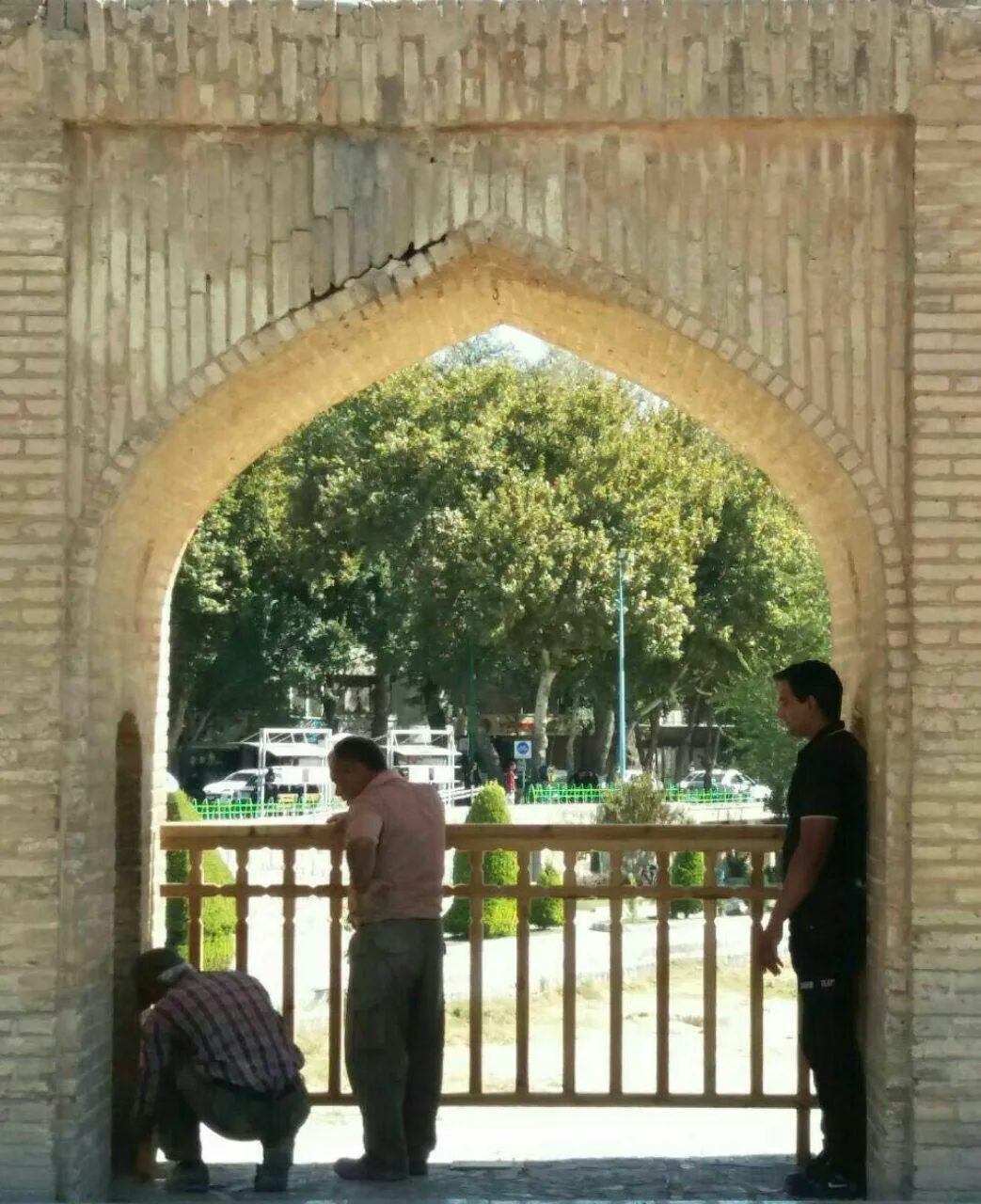 نرده‌گذاری سی‌و‌سه پل آزمایشی است