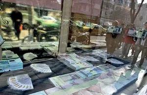 فروش دلار 3000 تومانی در صرافی‌ها
