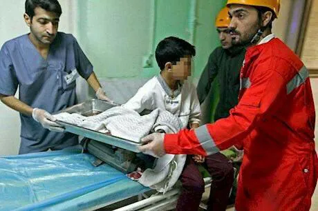 کودک کار در رستوران معروف دچار حادثه شد +عکس