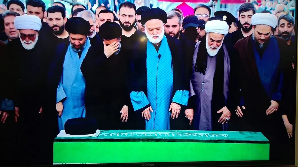 مصطفی خامنه‌ای بر پیکر پدر شهید نماز خواند