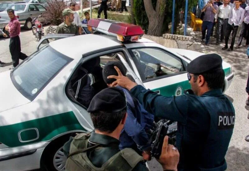 سردار قلابی و مسلح به دام پلیس افتاد