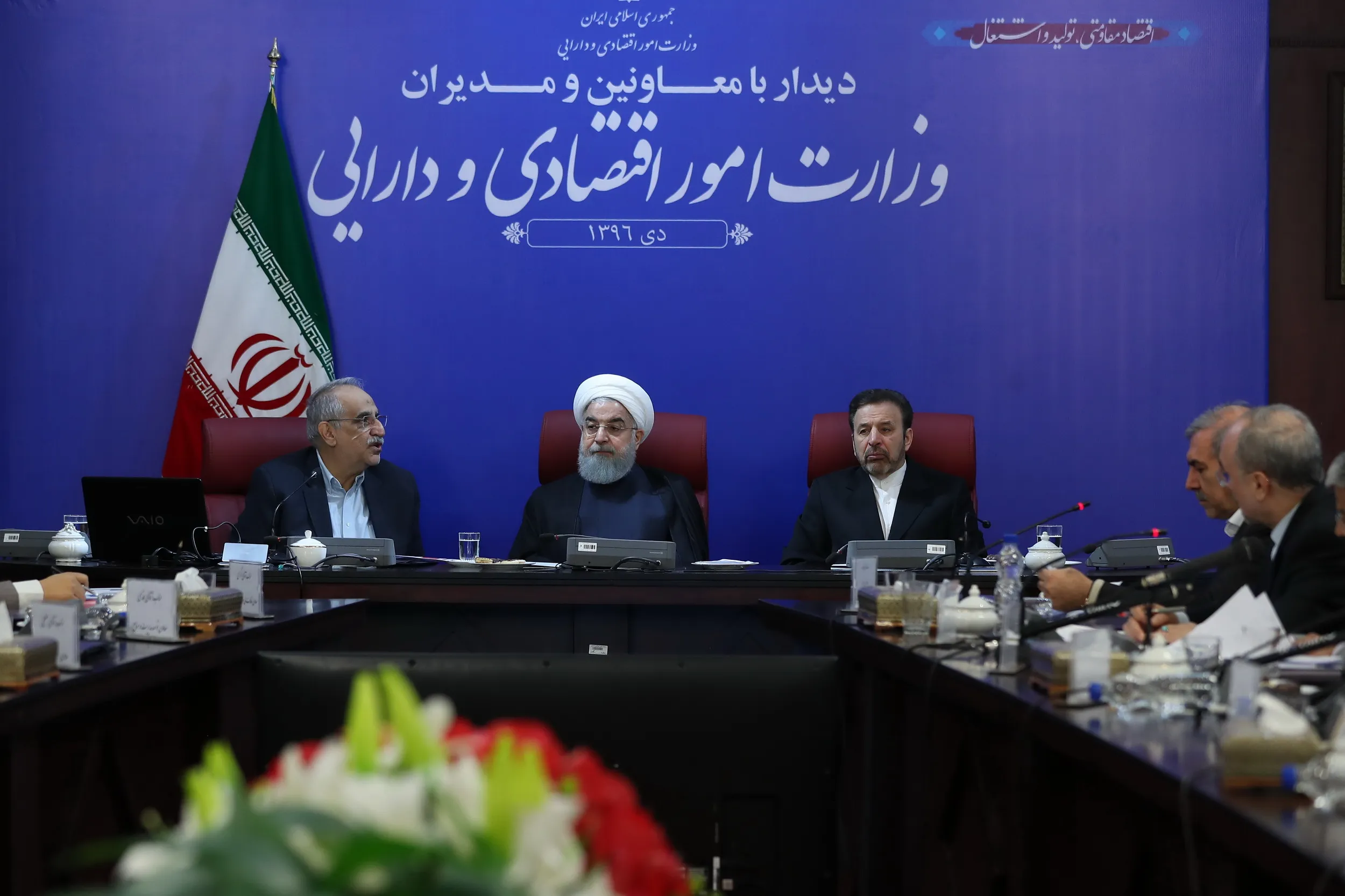 روحانی: مشکل فقر و اشتغال با شعر و شعار حل نمی‌شود/ مردم به حق می‌گویند ما را ببینید/ معصوم نداریم و همه مسئولان قابل نقد هستند