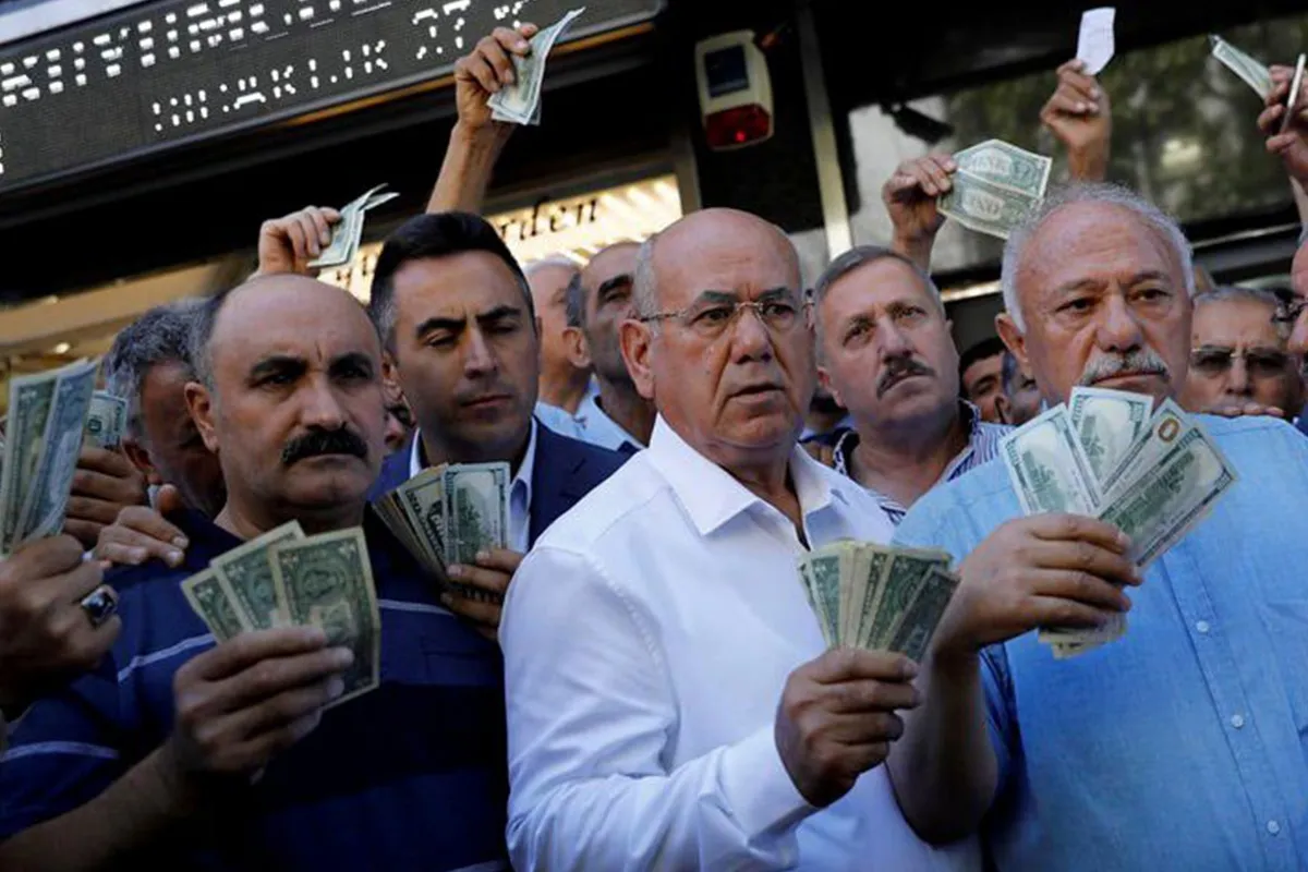 قیمت دلار امروز ۲۷ فروردین ریخت / اعلام جدیدترین قیمت دلار، یورو، پوند و درهم امارات