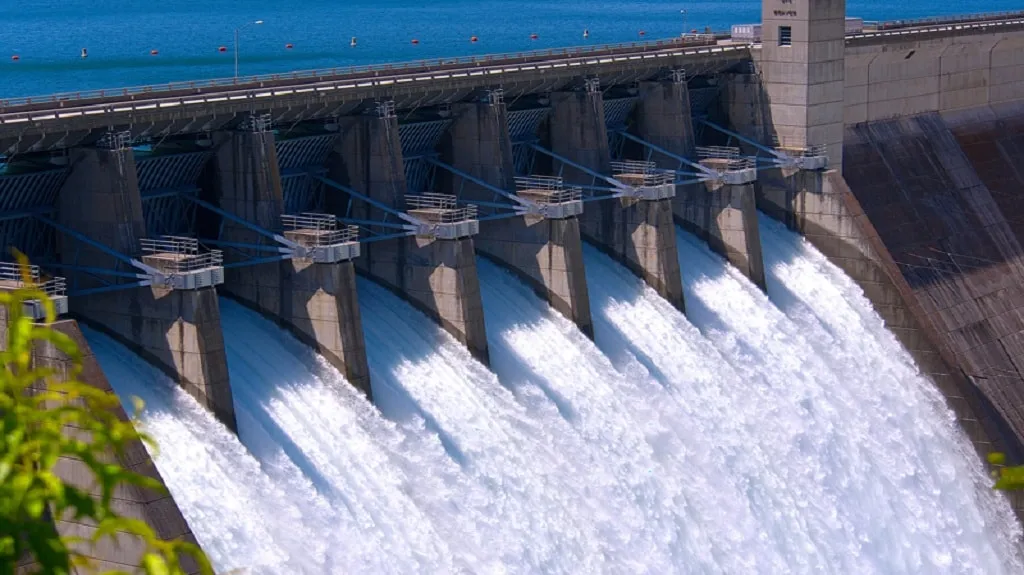 Iran Energy Minister Reports on Expansion of Water, Power Projects