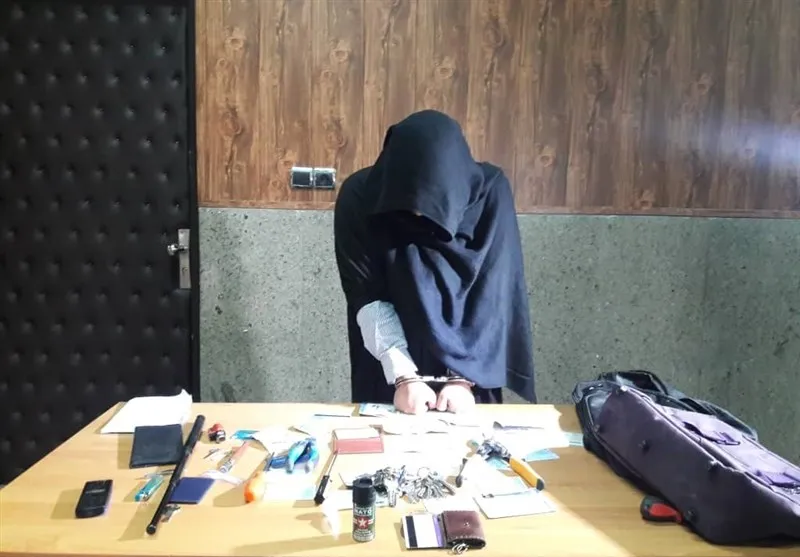 تمرین سرقت بر روی خودروهای فامیل توسط دختر جوان!