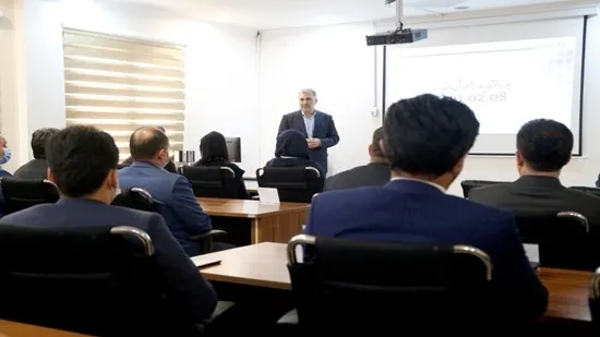 مهم ترین رکن دوره های آموزشی کارکنان بانک دی خدمت رسانی به مشتریان و جامعه ایثارگری است