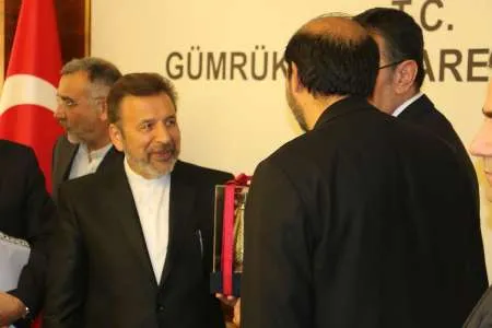 وزیر ارتباطات در راس هیاتی بلند پایه وارد استانبول شد