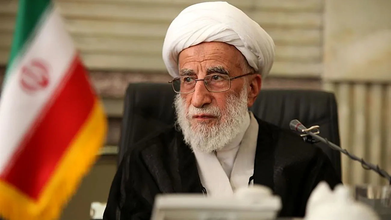 درختکاری آیت الله جنتی در حیاط شورای نگهبان +عکس