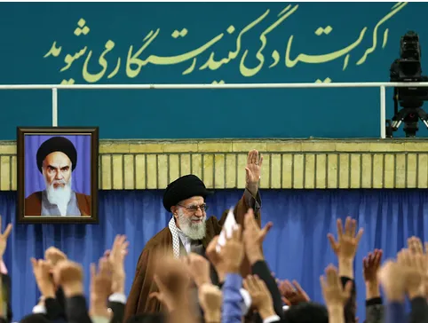 مشکلات کشور جز با روحیه و تفکر انقلابی حل نمی‌شود