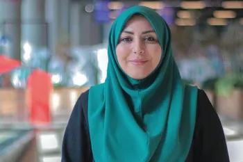 مجری معروف تلویزیون کنار دیگ نذری محرم + عکس