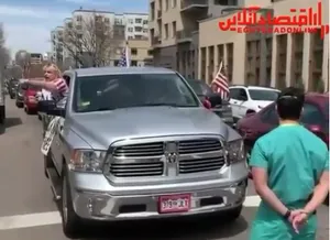 سد انسانی پرستاران مقابل معترضان به قرنطینه در شهر دنور +فیلم