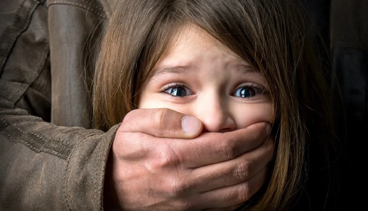 لحظه سرقت طلا از یک دختربچه بی‌ پناه + فیلم