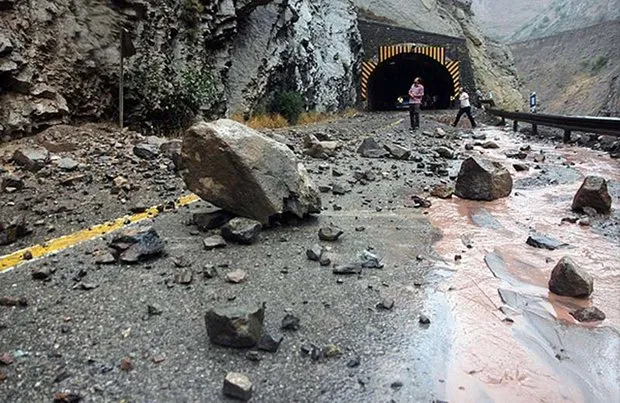 مرگ یک نفر بر اثر ریزش سنگ در جاده +عکس